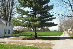 Eastlake Home w/ Patio < 1 Mi to Lake Erie!