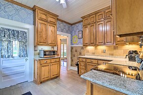 1920s Corsicana Home - Spacious Group Getaway!