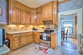 1920s Corsicana Home - Spacious Group Getaway!