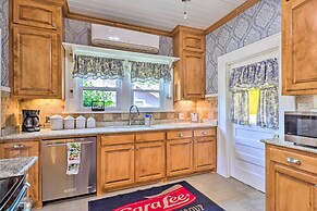 1920s Corsicana Home - Spacious Group Getaway!