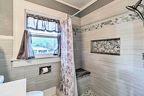 1920s Corsicana Home - Spacious Group Getaway!