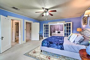 1920s Corsicana Home - Spacious Group Getaway!
