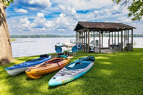 Lakefront Daingerfield Retreat w/ Shared Dock!
