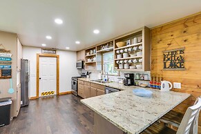Lakefront Daingerfield Retreat w/ Shared Dock!