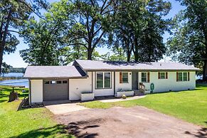 Lakefront Daingerfield Retreat w/ Shared Dock!