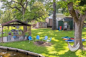 Lakefront Daingerfield Retreat w/ Shared Dock!