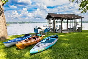 Lakefront Daingerfield Retreat w/ Shared Dock!