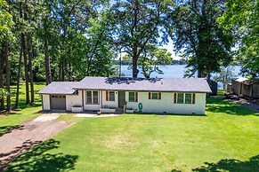 Lakefront Daingerfield Retreat w/ Shared Dock!