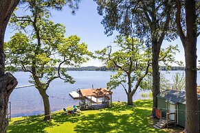 Lakefront Daingerfield Retreat w/ Shared Dock!
