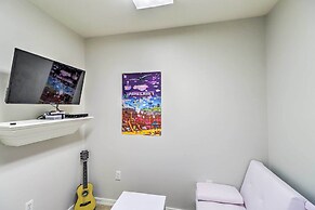 Higden Home w/ Furnished Porch, Spacious Yard