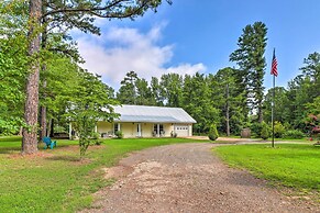 Higden Home w/ Furnished Porch, Spacious Yard