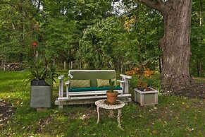 Pittsford Trolley Home - Near Erie Canal!