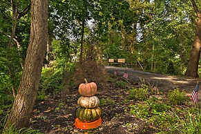 Pittsford Trolley Home - Near Erie Canal!