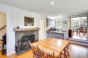 Quaint Woodstock Escape - 2 Mi to Tinker St!