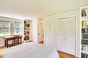 Quaint Woodstock Escape - 2 Mi to Tinker St!