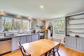 Quaint Woodstock Escape - 2 Mi to Tinker St!
