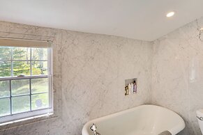 Quaint Woodstock Escape - 2 Mi to Tinker St!