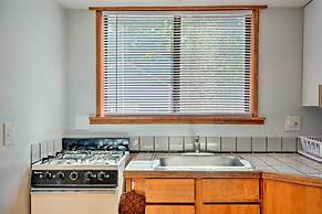 Warm & Inviting Ashland Cottage < Half-mile to SOU