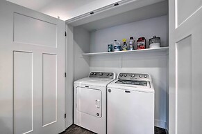 Vibrant Chic Home ~ 20 Mi to Salt Lake City!