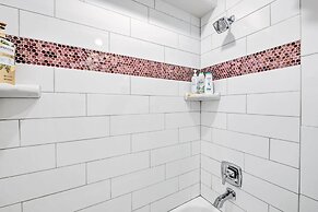 Vibrant Chic Home ~ 20 Mi to Salt Lake City!