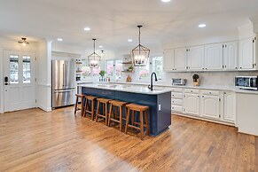 Spacious Waterfront Hyco Lake Retreat w/ Dock!