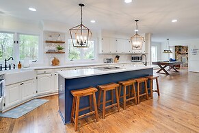 Spacious Waterfront Hyco Lake Retreat w/ Dock!