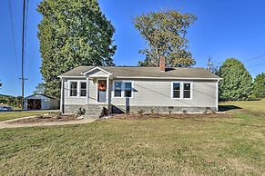 Porch, Fire Pit & Grill: Blue Ridge Mtn Cottage!