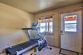 Whistling Woods Cabin: Meadow Views + Gas Grill!