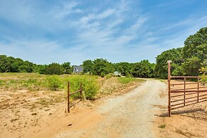 1/2 Mi to Lake Texoma: Home w/ Fire Pit & Grill!