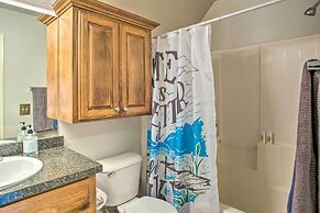 1/2 Mi to Lake Texoma: Home w/ Fire Pit & Grill!