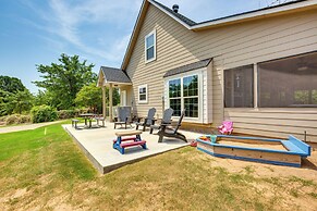 1/2 Mi to Lake Texoma: Home w/ Fire Pit & Grill!