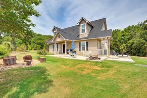 1/2 Mi to Lake Texoma: Home w/ Fire Pit & Grill!