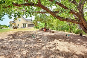 1/2 Mi to Lake Texoma: Home w/ Fire Pit & Grill!