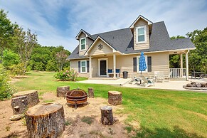 1/2 Mi to Lake Texoma: Home w/ Fire Pit & Grill!