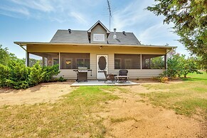 1/2 Mi to Lake Texoma: Home w/ Fire Pit & Grill!