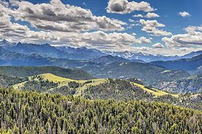 Yellowstone River Lodge w/ Kayaks & Mountain Views