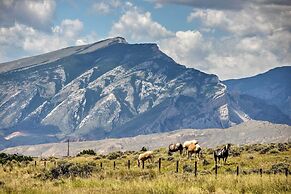 Yellowstone River Lodge w/ Kayaks & Mountain Views