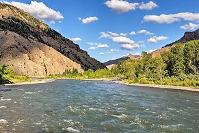 Yellowstone River Lodge w/ Kayaks & Mountain Views