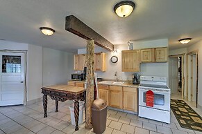 Yellowstone River Lodge w/ Kayaks & Mountain Views