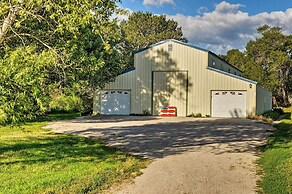 Yellowstone River Lodge w/ Kayaks & Mountain Views