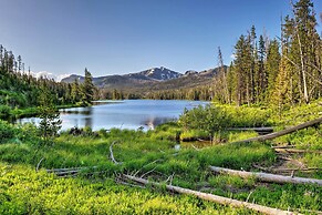 Yellowstone River Lodge w/ Kayaks & Mountain Views