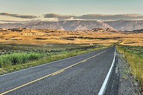 Yellowstone River Lodge w/ Kayaks & Mountain Views