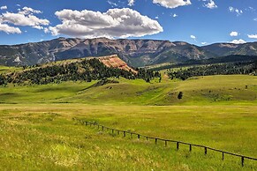 Yellowstone River Lodge w/ Kayaks & Mountain Views