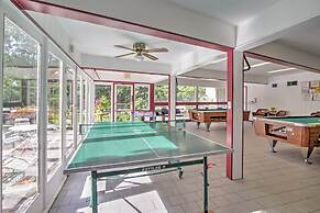 A-frame w/ Hot Tub: Half-mi to Ober Gatlinburg!