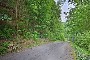 The Chalet Retreat Cabin Across From Creek!