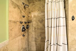 Chic Dtwn Townhouse w/ Hot Tub & Mtn Views!