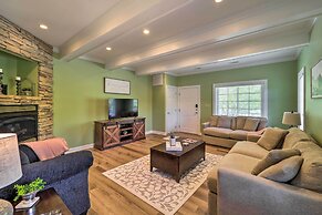 Chic Dtwn Townhouse w/ Hot Tub & Mtn Views!