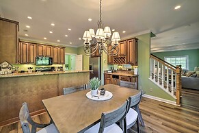 Chic Dtwn Townhouse w/ Hot Tub & Mtn Views!