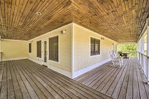 Chic Dtwn Townhouse w/ Hot Tub & Mtn Views!