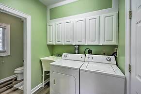 Chic Dtwn Townhouse w/ Hot Tub & Mtn Views!